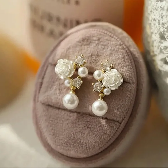 Elegant Pearl and Floral Gold Earrings. - Picture 3 of 6